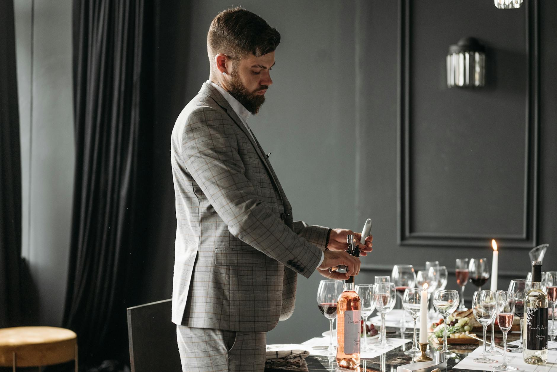 Sommelier otwierający butelki wina na eleganstdegustacj wewnątrz
