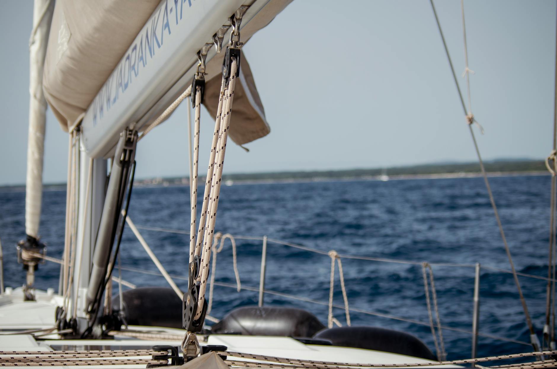 Żaglówka na Adriatyku u wybrzeży Chorwacji