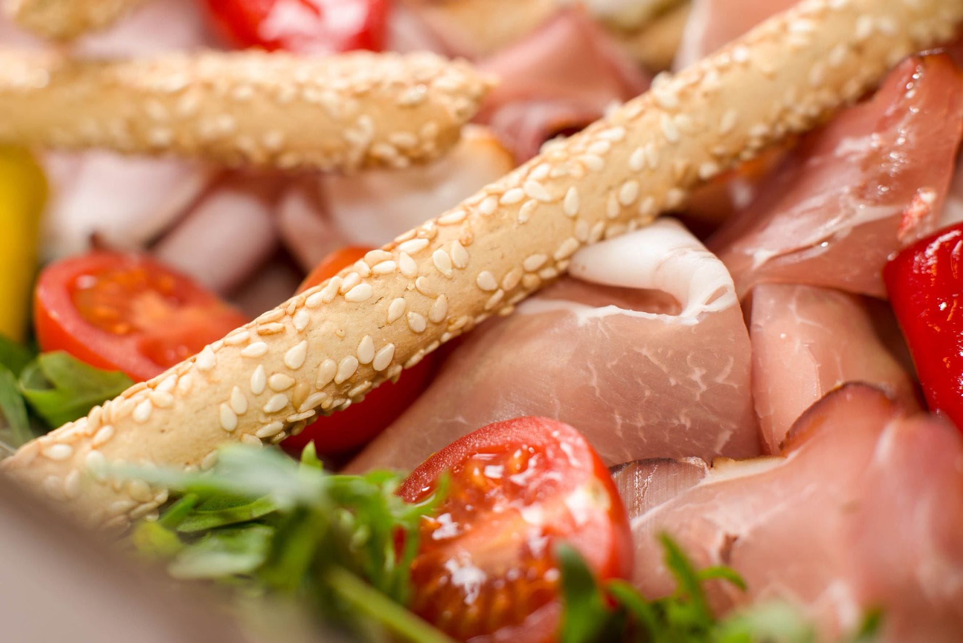 Włoska deska z paluszkami chlebowymi, prosciutto i pomidorkami koktajlowymi