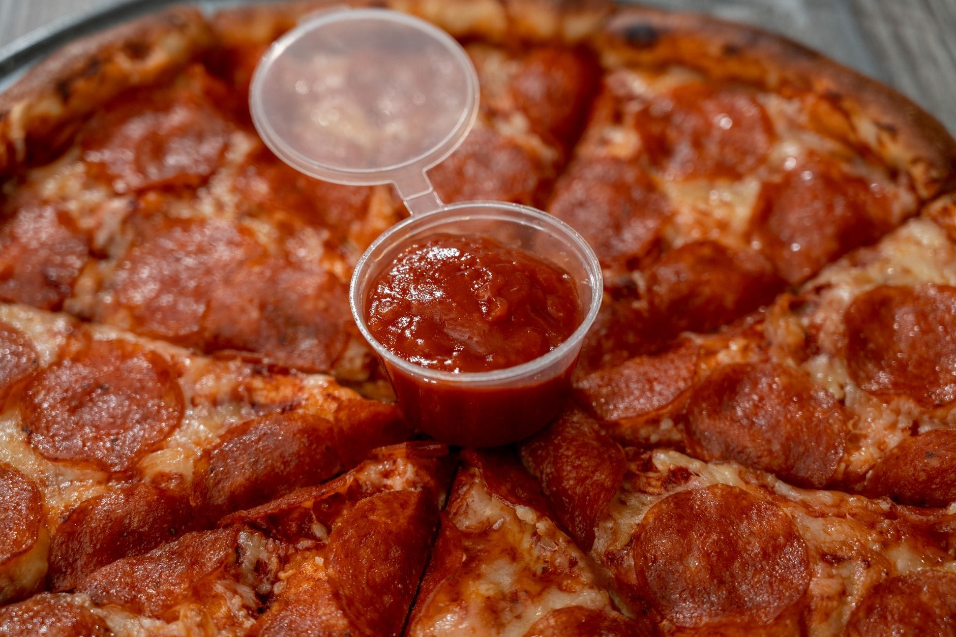 Jak przechowywać sos do pizzy: mrożenie, wekowanie i lodówka bez utraty smaku i koloru