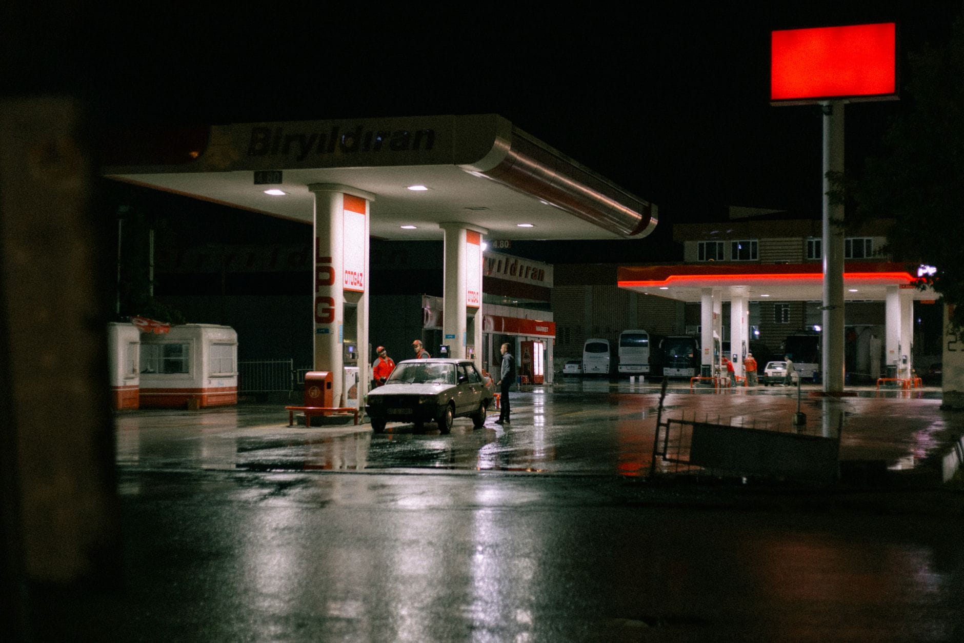 Jak dbać o Opla z LPG: praktyczny poradnik eksploatacji, serwisu i oszczędnej jazdy Samochód i kierowca przy oświetlonej nocą stacji paliw
